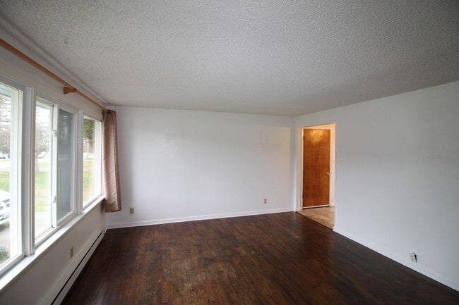 Photo - 2 Bed 1 Bath - Excellent Condition - Pet Friendly - Large Fenced Yard