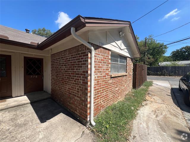 Building Photo - 770 E Pecan St Rental