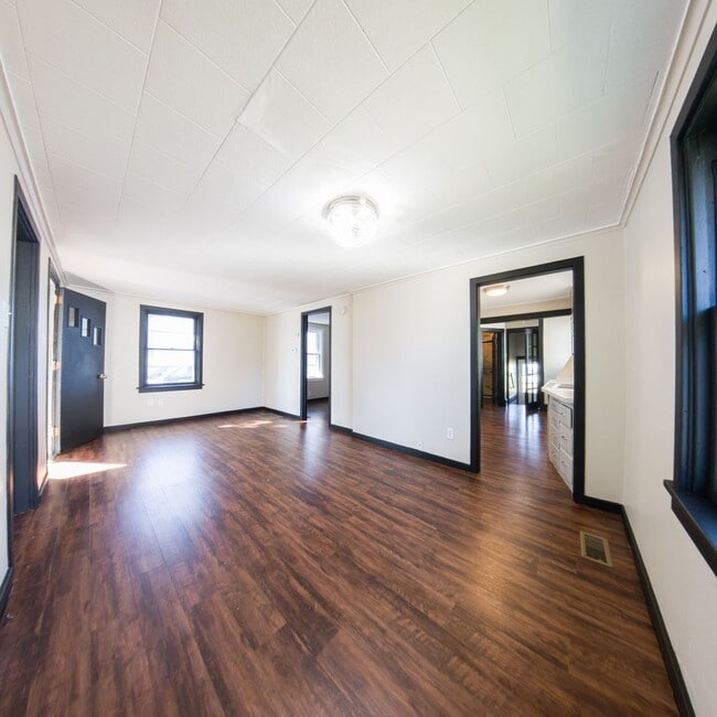 Photo - 2 Bedroom 1 Bath 1 Stall Garage For Rent