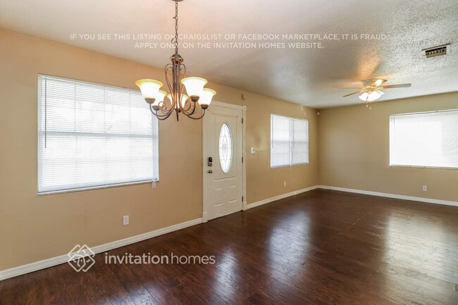 Photo - 2136 Mary Sue St