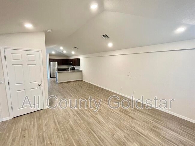 Photo - 2084 Hilton St