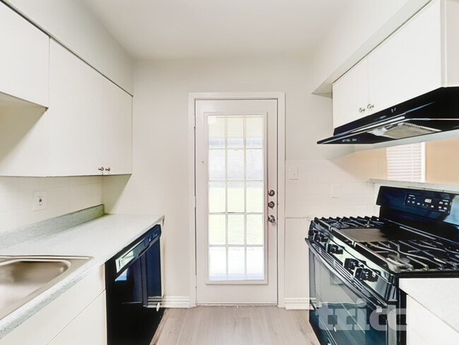 Photo - 902 Woodbrook St