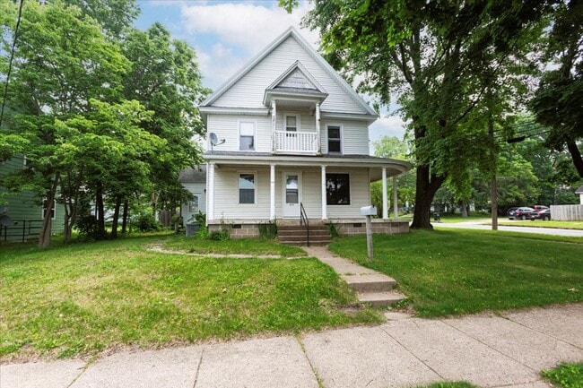 Photo - 820 10th St E