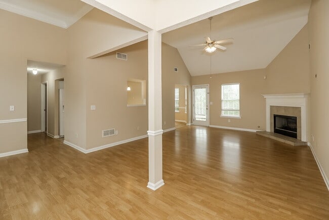 Photo - 465 Aristocrat Dr SW