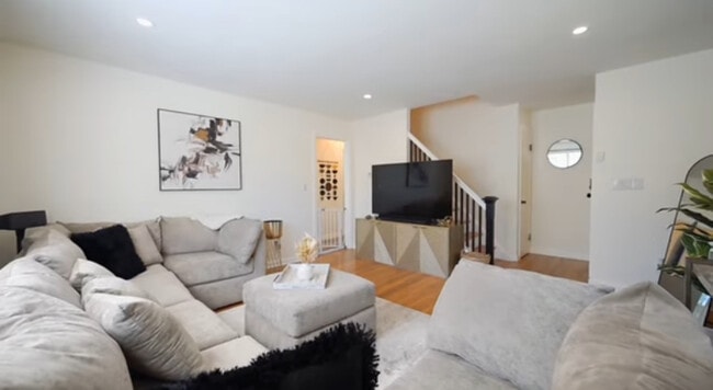 Photo - 611 Frost Rd