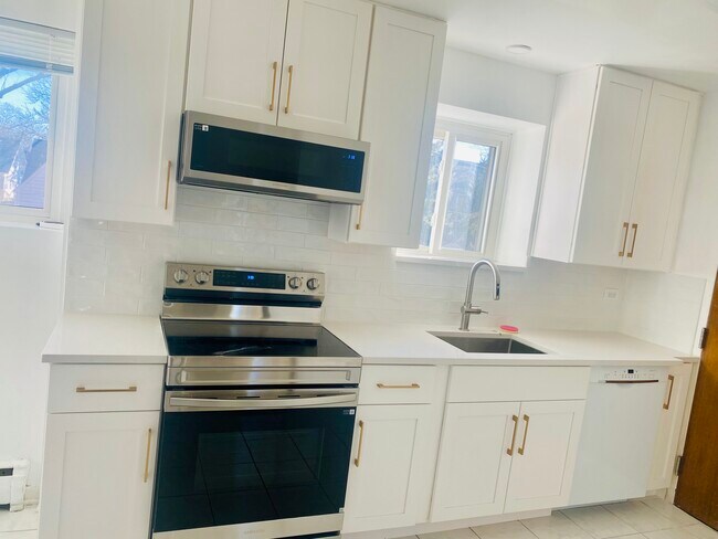 Gabinetes nuevos, electrodomésticos nuevos, encimeras de cuarzo nuevas. - 417 W Miner St Unidad 9