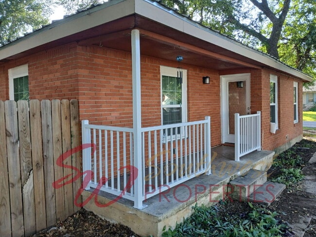 Building Photo - 3 bedroom 2 bath with a bonus room! Rental