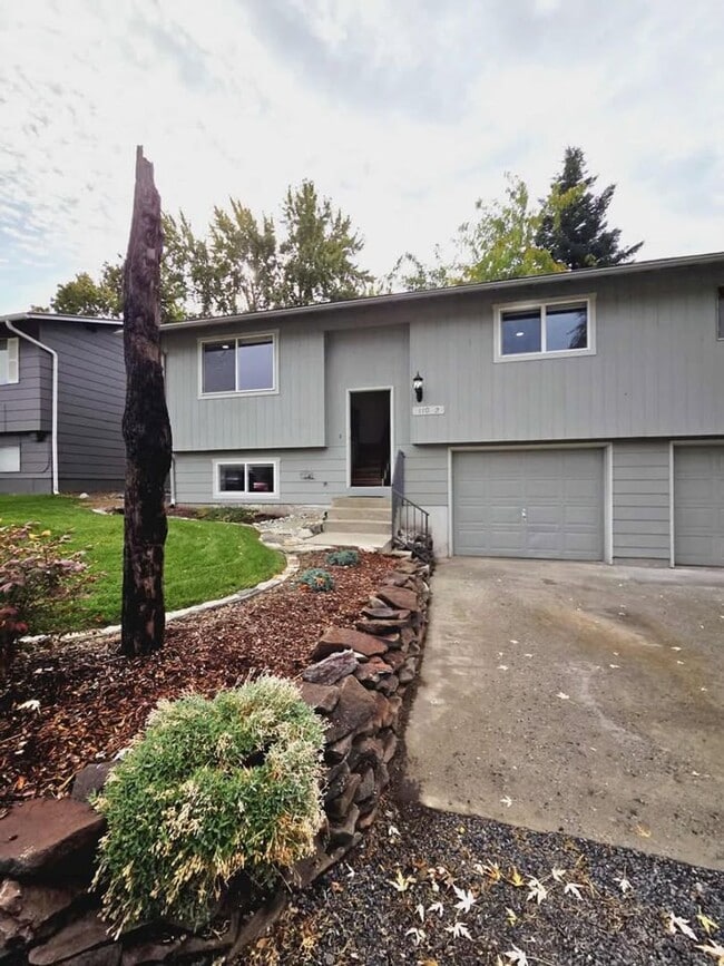 Building Photo - **Gorgeous Renovated 3 Bed 2.5 Bath Duplex...