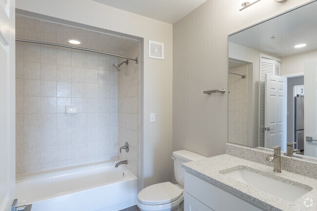 1BR, 1BA - 780 SF - The Grand