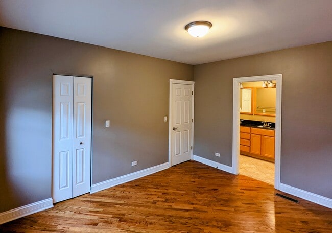 Photo - 2619 N Harding Ave Unit 1