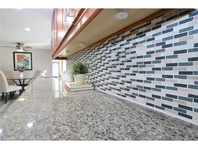 Photo - 2320 Jonquil Ln N