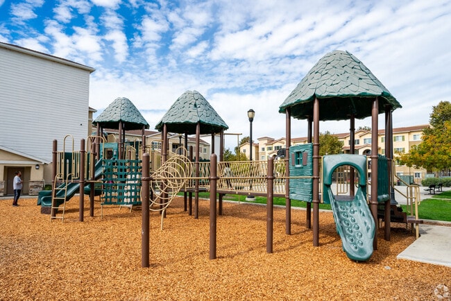 Photo - Commons @ Oak Grove