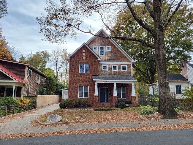 Four Bedroom Home w/Garage in Chantilly - Four Bedroom Home w/Garage in Chantilly