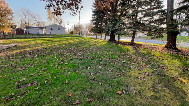 Yard - 821 10th St W