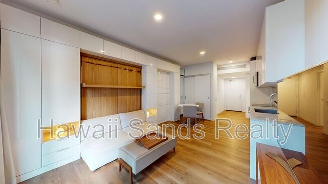 Photo - 987 Queen St