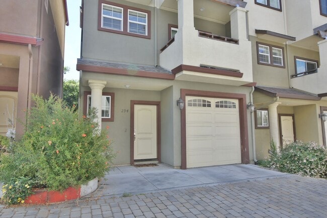 Building Photo - Beautiful and Modern 3 Bedroom 3.5 Bath Tr... Rental