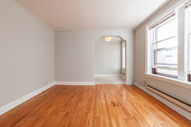 Photo - 435 W Roscoe St