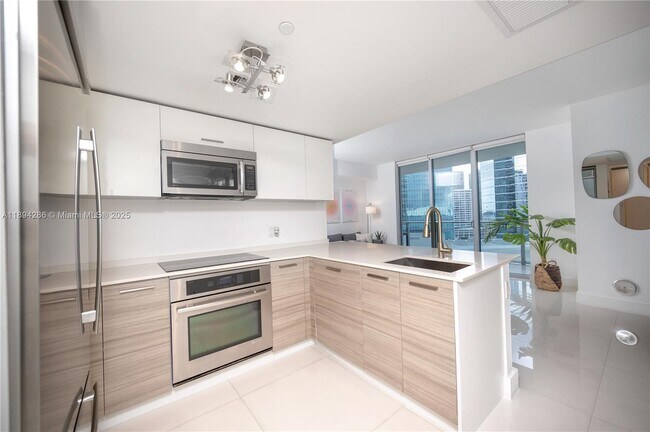 Building Photo - 1300 Brickell Bay Dr Unit 1601
