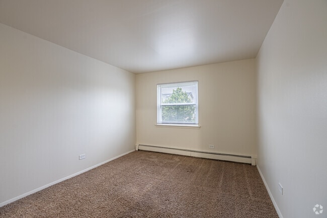 2BR, 1BA - 850SF - Primary Bedroom