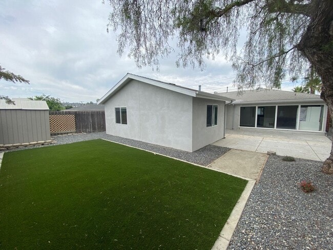 5BD/2BA with a Private Yard! (Lease out, p... - 5BD/2BA with a Private Yard! (Lease out, p... House
