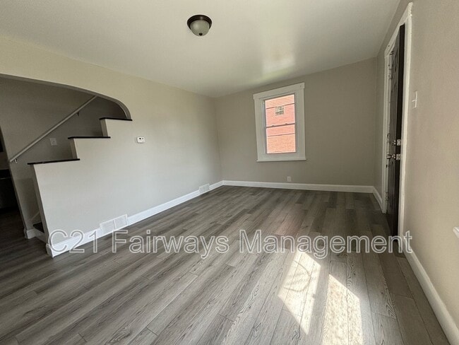 Photo - 929 Vankirk St