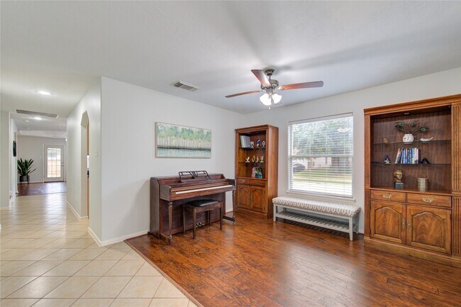 Photo - 402 Hurstshire Bend