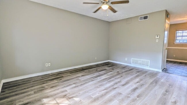 Building Photo - Awesome location! 2/1 Condo near Riverside in Gainesville