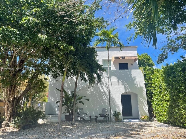 Building Photo - 3421 SW 25th St Unit 01