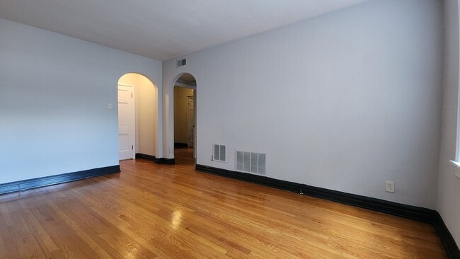 Building Photo - 1019 Sanford Ave Unit 1S