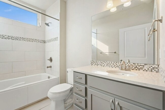 Building Photo - 2715 Iowa Dr Unit 305