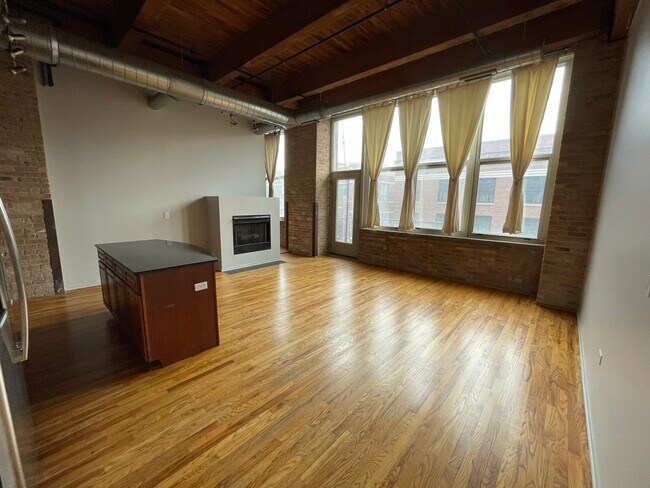 Living Area view 4 - 1500 W Monroe St Condo Unit 413