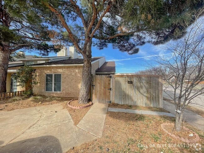 Building Photo - Beautiful 3/2 Townhome in Lubbock