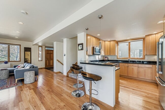 Photo - 932 Poplar Pl