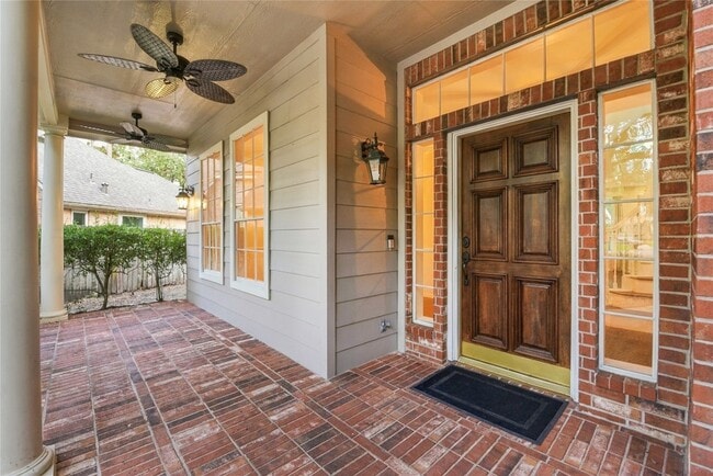 2 W Hobbit Glen Dr