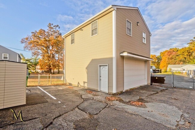 Building Photo - 1692 Memorial Dr Unit Garage