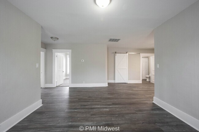 "Charming 3-Bedroom Duplex Haven on W 29th St – Spacious 1031 Sq Ft Gem in Indianapolis!"