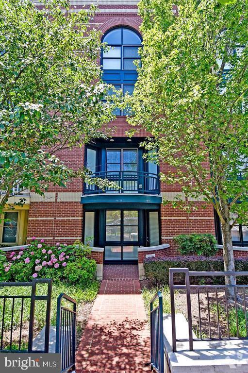 Building Photo - 1628 N Rhodes St Rental