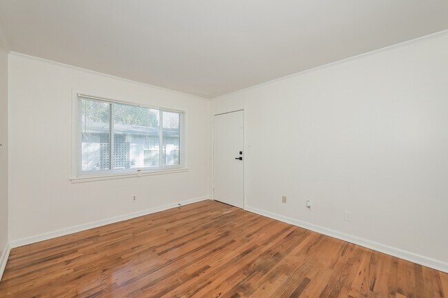 Photo - 1978 Wellbourne Dr NE