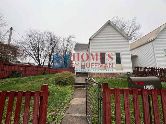 Building Photo - Three Bedroom House | Updated & Move In Ready!