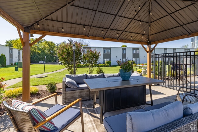 Outdoor Lounge - Royal Arms of Green Hills