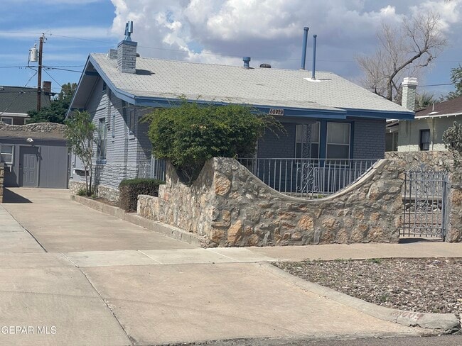 609 E Robinson Ave
