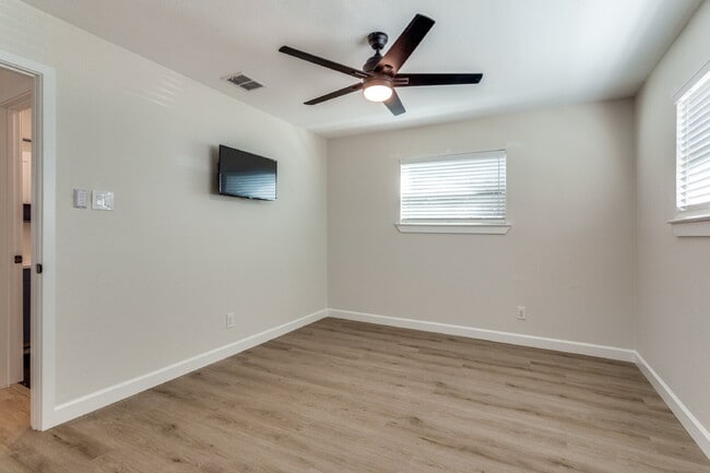 Photo - Great 2 bedroom upstairs unit - Available Summer 2026