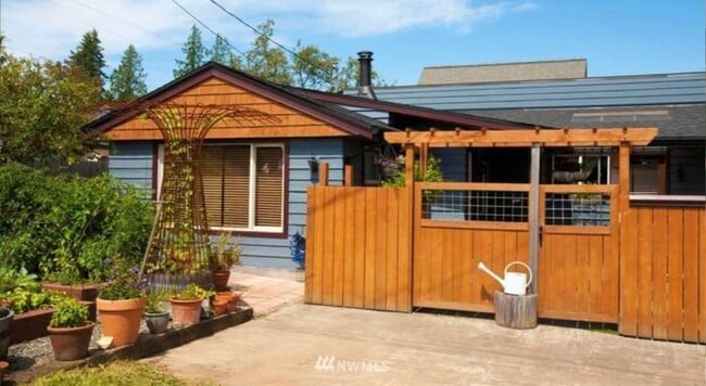 Building Photo - 1000 W Indiana St