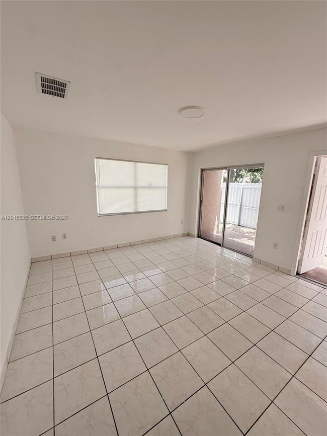 Photo - 2645 SW 28th Ct Unidad 2647
