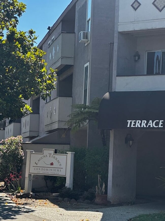 Building Photo - Beautifully remodeled 1 bedroom & 1 bath Unit 213