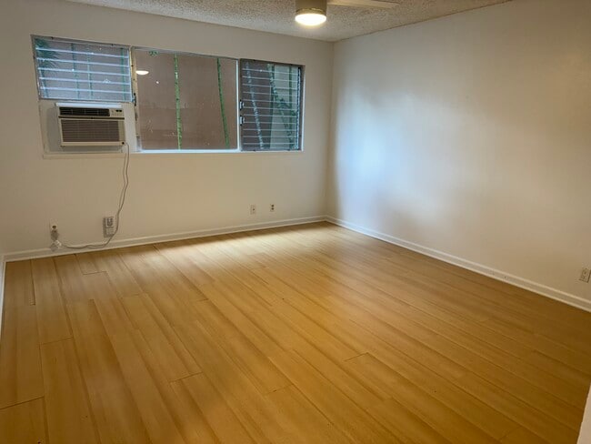 Living room - 350 Aoloa St