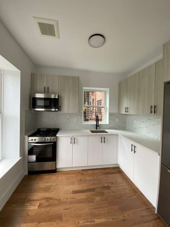 Photo - 286 Hawthorne Ave Unit APT 2