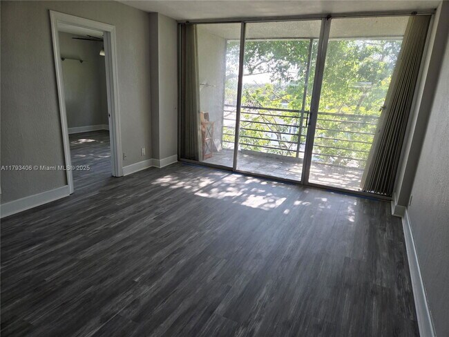 Photo - 119 Royal Pk Dr Unidad 4C Rental