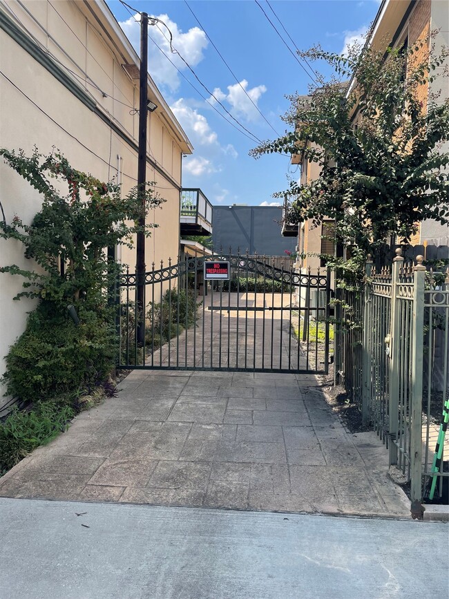 Building Photo - 2110 Chenevert St Unit 8