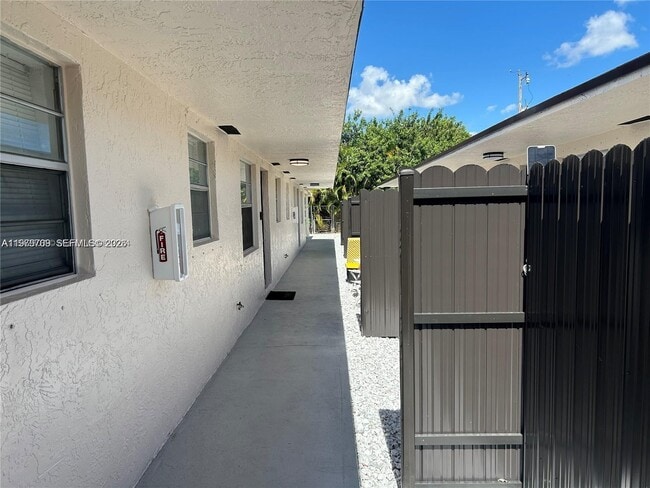 Photo - 916 SW 10th St Unit 1-3